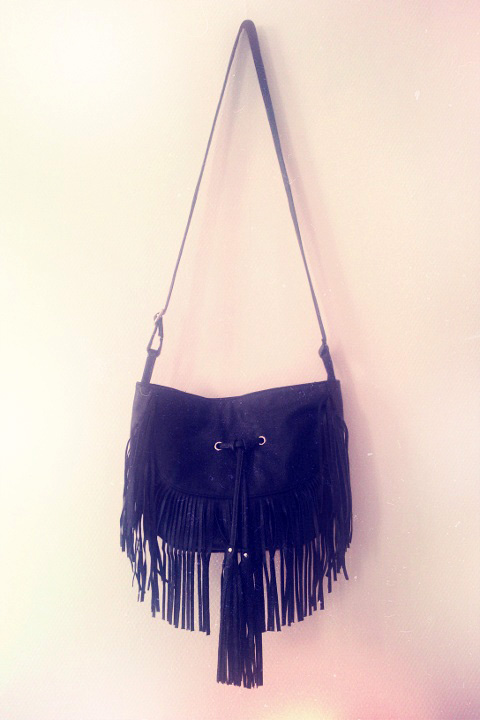 My handbag for fall: lots of fringes, cool attitude, little price and it's not made of a dead animal's skin!