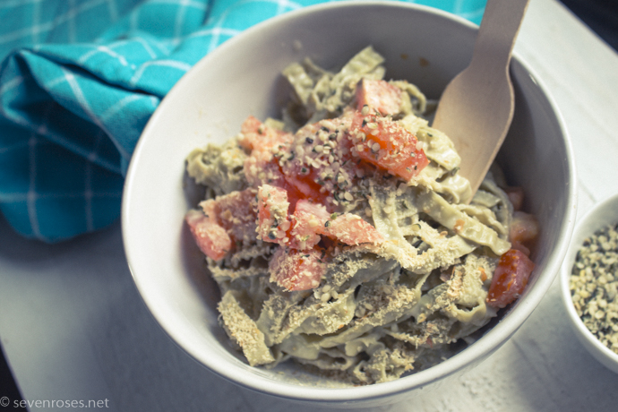 Vegan Alfredo with hemp seeds and tomatoes-3