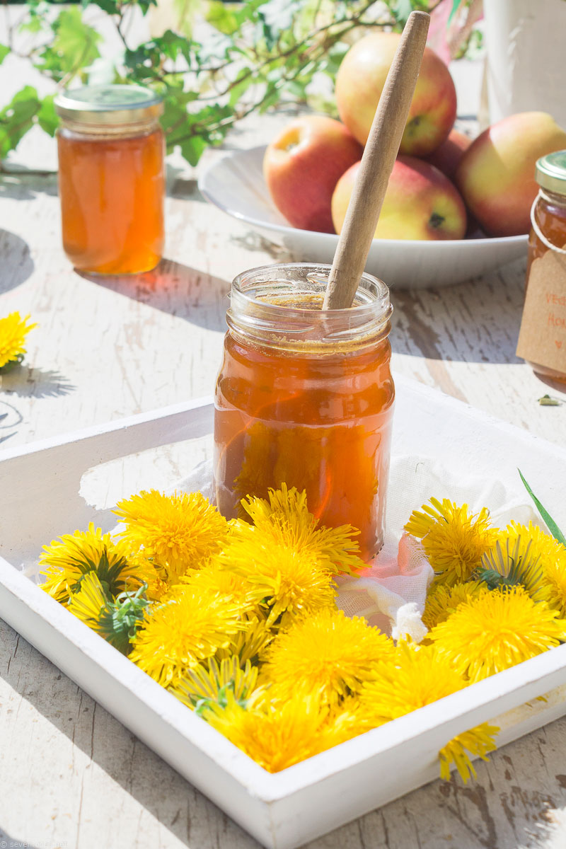 Make som homemade dandelion Vegan Honey