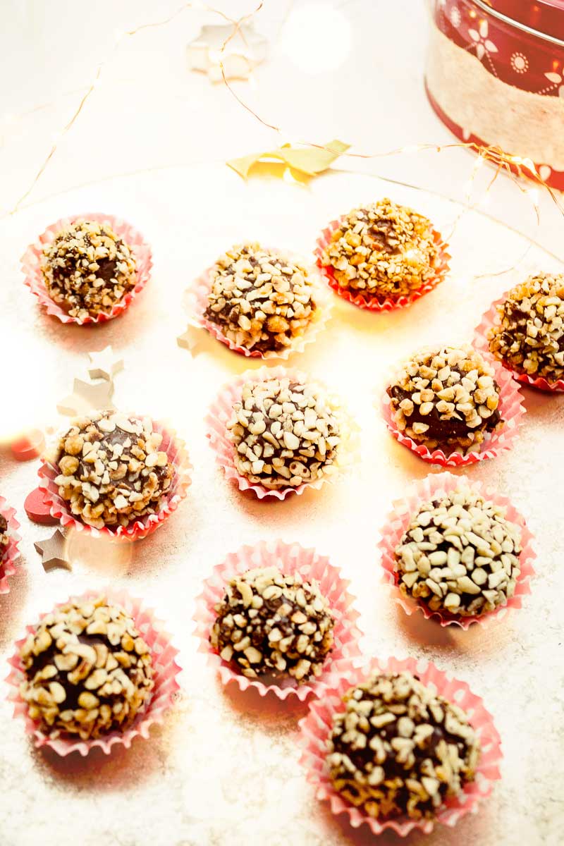 Vegano Rocher: raw vegan hazelnut chocolate truffles