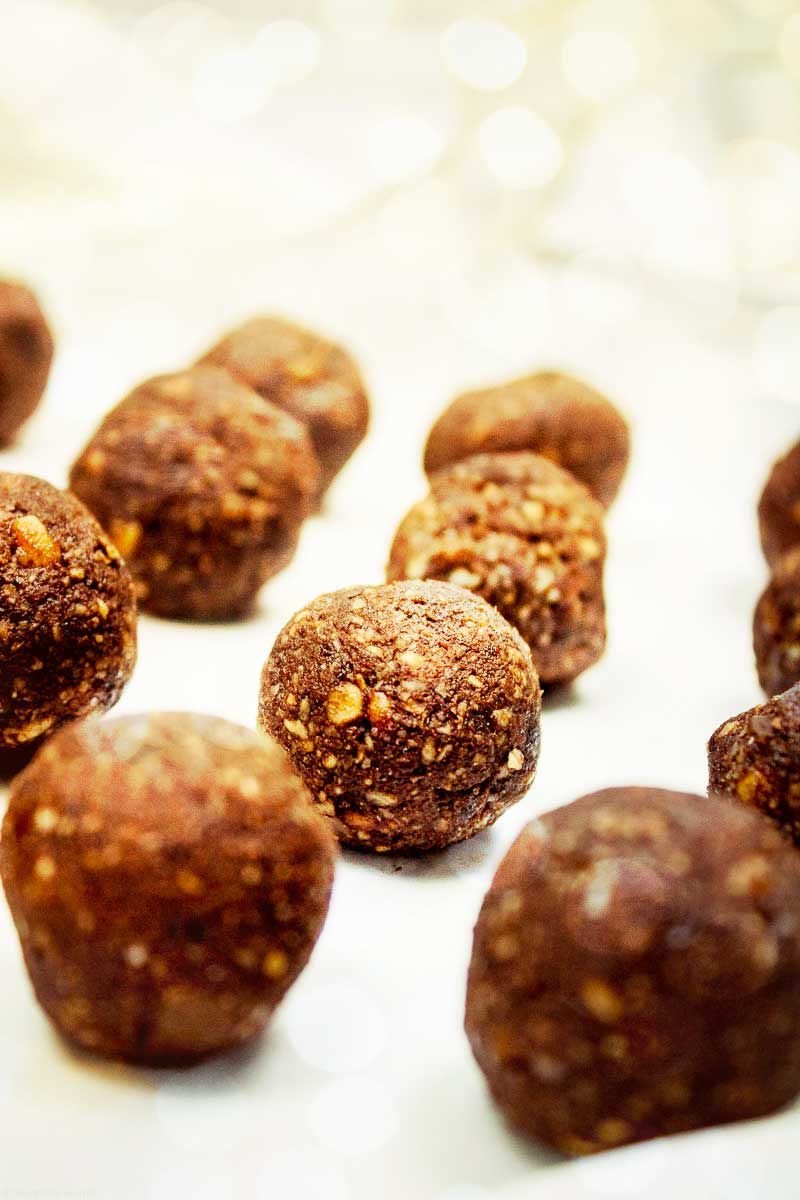 Vegano Rocher: raw vegan hazelnut chocolate truffles