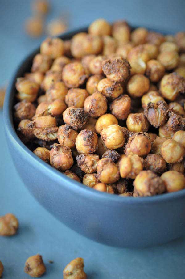 Spicy-Crunchy-Roasted-Chickpea-Snacks-movie-night-munchies