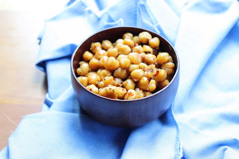 Spicy-Garlic-Roasted-Chickpea-Snacks-movie-night-munchies