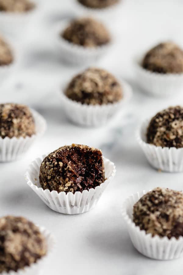 5 INGREDIENT CHOCOLATE ENERGY BALLS