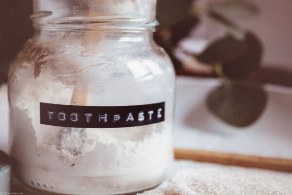 How to make your DIY natural toothpaste - Zero Waste & Vegan - Seven Roses