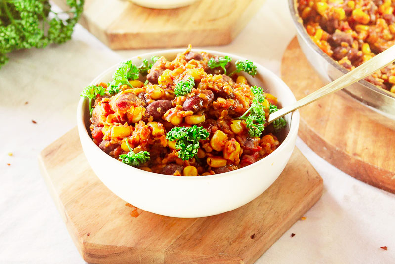 Beans, tomatoes, corn, oats and spices. This super simple Vegan chili is so easy and yet so delicious!