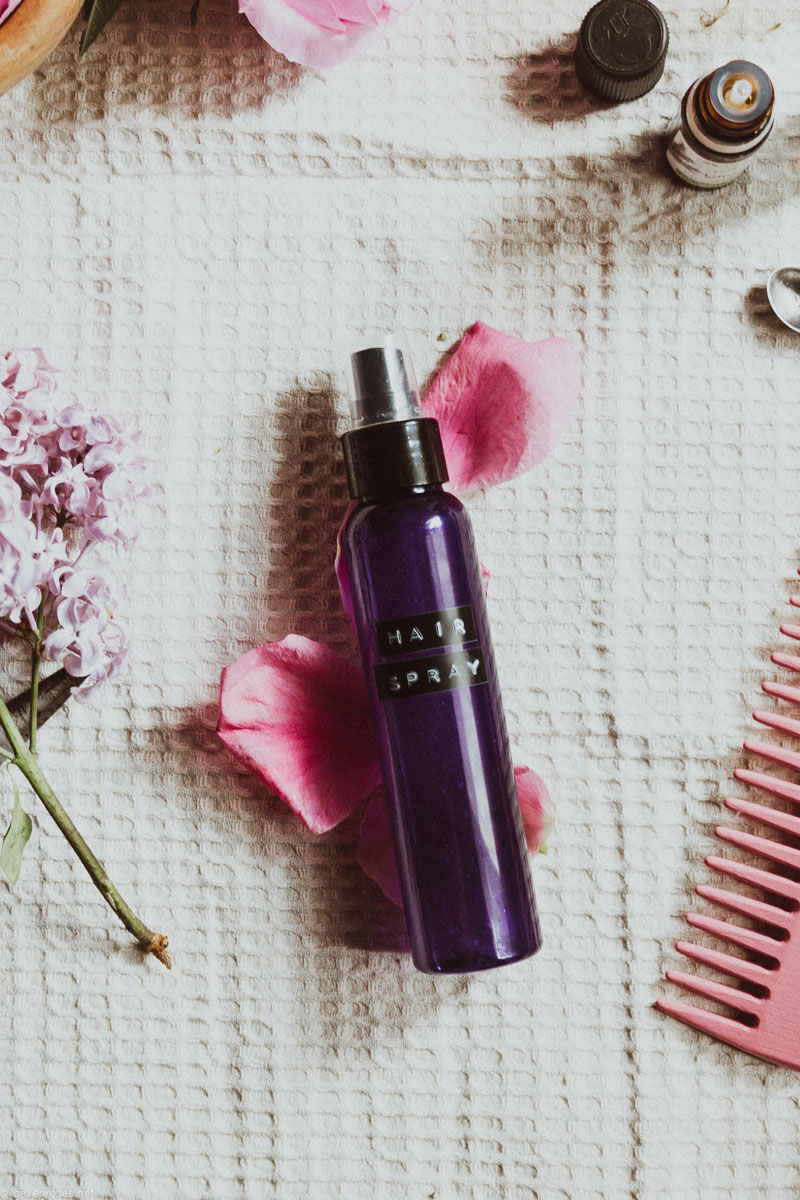 How to use your moisturizing hair spray to revive your curly and wavy hair